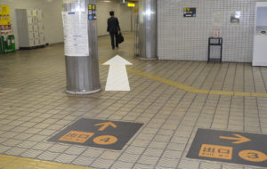 2.改札を出て左側へ。4番出口の方向へ進みます。